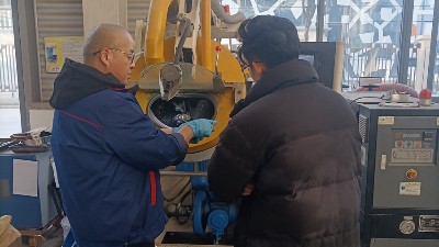 油封噴涂客戶(hù)到訪考察油封自動(dòng)滾噴機(jī) 產(chǎn)品打樣