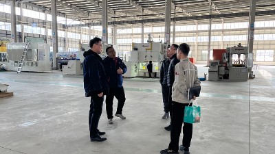 電池蓋帽客戶(hù)來(lái)訪考察鏈?zhǔn)絿娔z機(jī)、滾噴設(shè)備