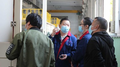 襯套客戶(hù)來(lái)訪涂膠機(jī)打樣，并參觀濕氏噴砂磷化線