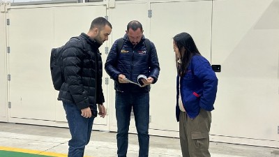 巴西橡膠減震客戶到訪 參觀滾膠機、滾涂機、縮徑機