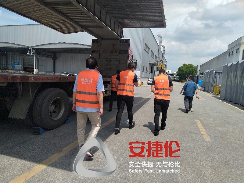 大連瑞進國際貿(mào)易客戶設備驗收2
