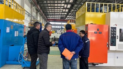 江蘇汽車零部件客戶 現(xiàn)場驗收減震器骨架噴膠機(jī)