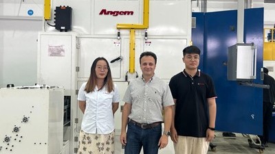 巴西橡膠減震客戶來訪考察噴膠機<div   id=